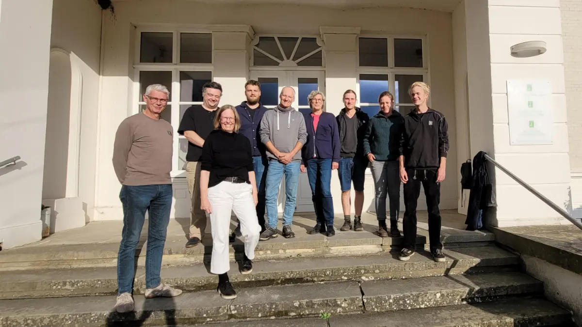 Die Projektgruppe OG Digitaler Gemüseacker steht auf der Empfangstreppe des Gut Wulksfelde.